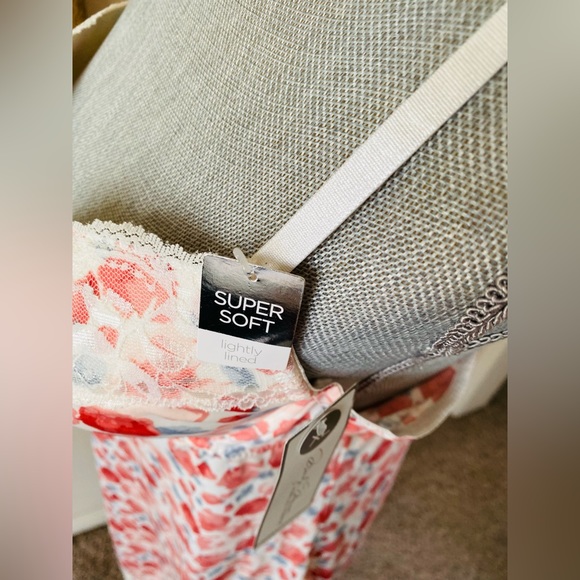 MARILYN MONROE SOFT LINGERIE SLIP WITH PADDED BRA & ADORABLE DETAILS 🌟NWT🌟 - Picture 4 of 15